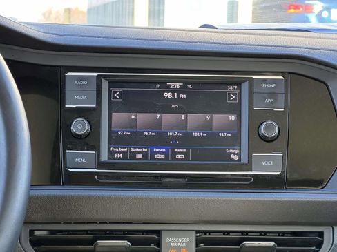 Used 2024 Volkswagen Jetta SE w/ Panoramic Sunroof Package image 9