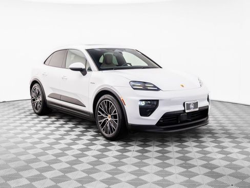 Certified 2025 Porsche Macan Electric image 6