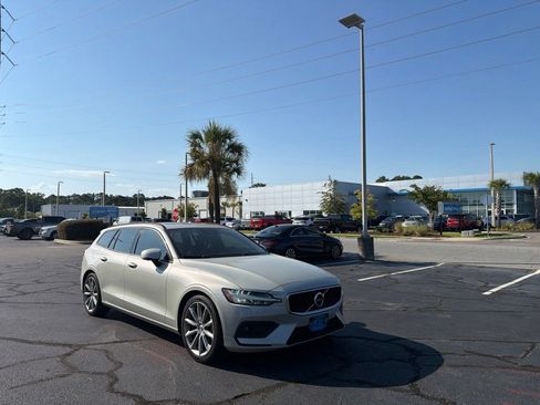 Used 2020 Volvo V60 T5 Momentum FWD image 1