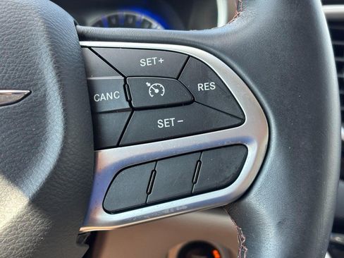 Used 2017 Chrysler Pacifica Touring-L w/ Tire & Wheel Group FWD image 21