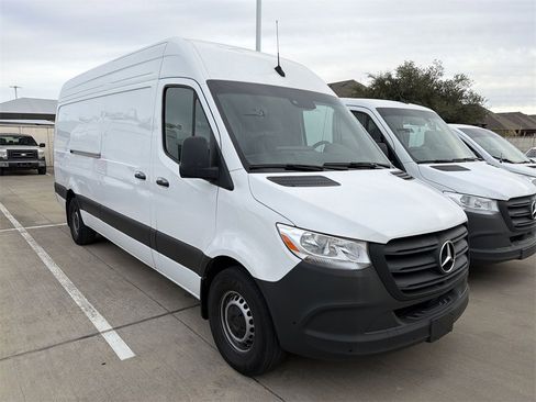Used 2024 Mercedes-Benz Sprinter 2500 image 2