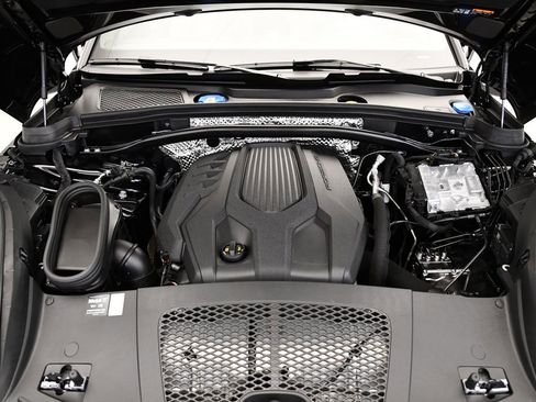 Used 2025 Porsche Macan image 12