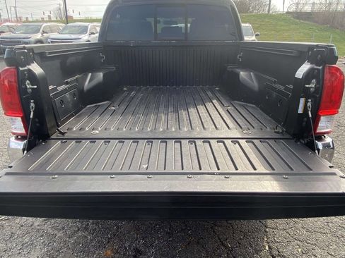 Used 2016 Toyota Tacoma SR5 w/ Towing Package image 8