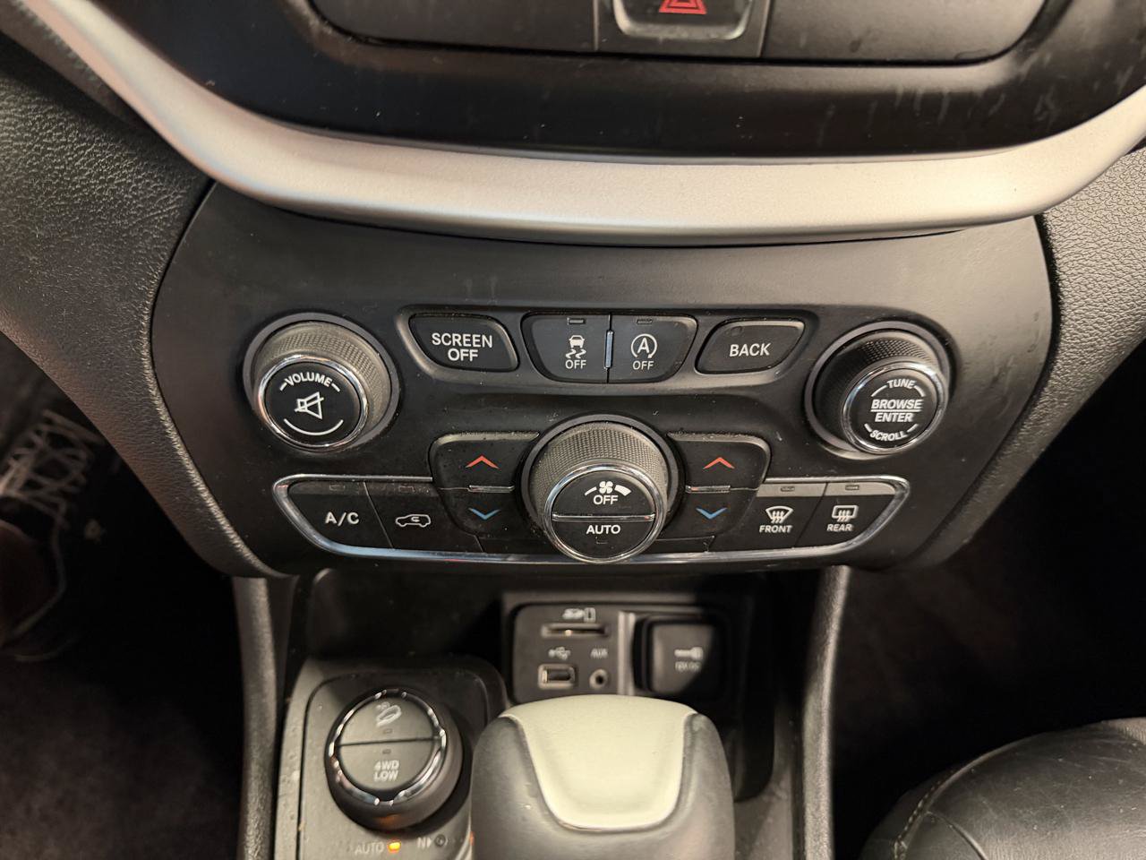 Used 2018 Jeep Cherokee Latitude Plus w/ Comfort/Convenience Group AWD/4WD image 15