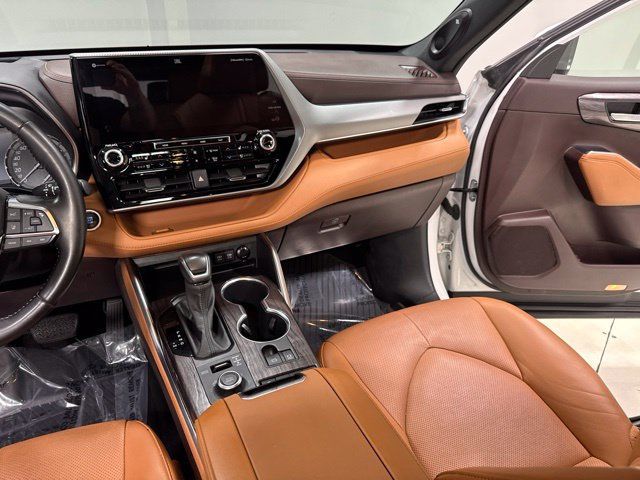 Used 2021 Toyota Highlander Platinum AWD/4WD image 25