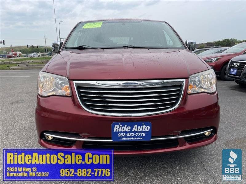 Used 2013 Chrysler Town & Country Touring-L w/ Driver Convenience Group FWD image 2