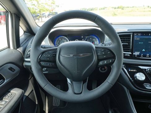 Used 2025 Chrysler Pacifica Limited FWD image 32