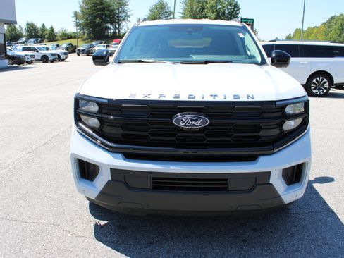 Used 2025 Ford Expedition Active RWD image 3
