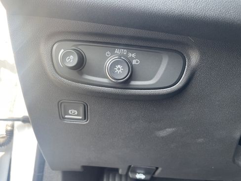 Used 2022 GMC Terrain SLE w/ Driver Convenience Package image 16