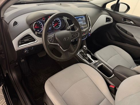 Used 2019 Chevrolet Cruze LT w/ Convenience Package FWD image 4