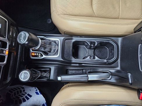 Used 2018 Jeep Wrangler Unlimited Sahara image 16