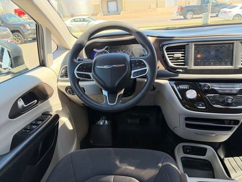 Used 2019 Chrysler Pacifica L FWD image 29
