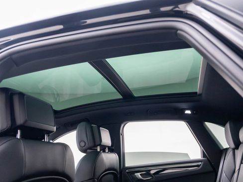 Certified 2026 Porsche Macan AWD/4WD image 18