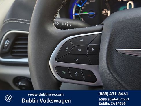 Used 2024 Chrysler Pacifica Select image 23