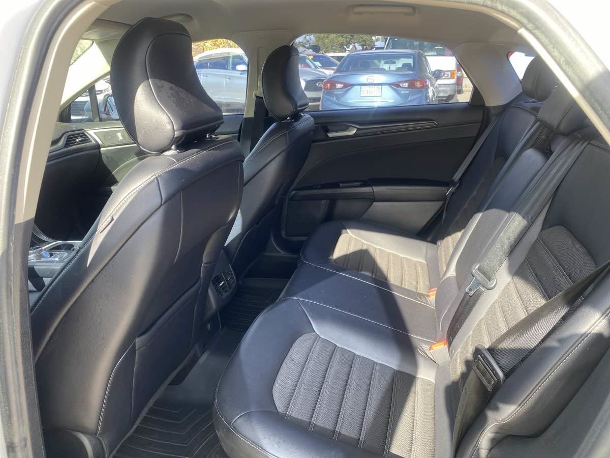 Used 2018 Ford Fusion SE w/ Equipment Group 201A FWD image 9