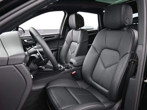 Certified 2026 Porsche Macan AWD/4WD image 5