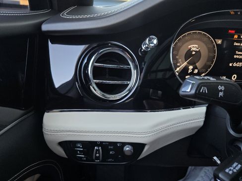 Used 2022 Bentley Bentayga image 23