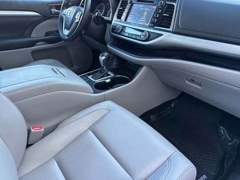 Used 2018 Toyota Highlander XLE image 17