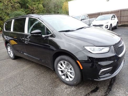 New 2026 Chrysler Pacifica Select image 9