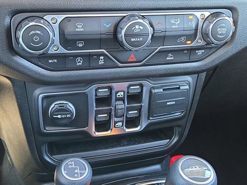 New 2025 Jeep Gladiator Sport image 27