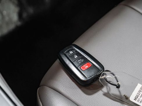 Certified 2021 Toyota Highlander XLE image 30