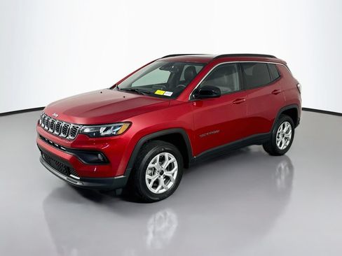 Used 2025 Jeep Compass Latitude w/ Sun & Sound Group AWD/4WD image 3