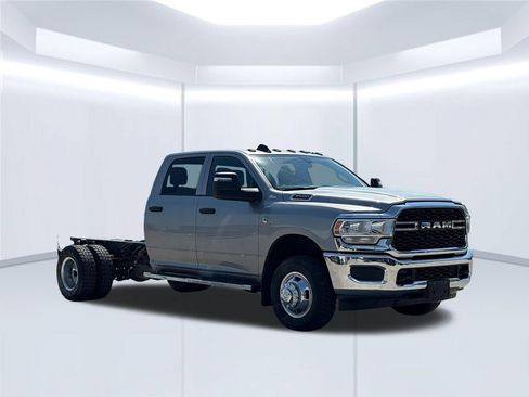 Used 2024 RAM 3500 Tradesman w/ Chrome Appearance Group AWD/4WD image 11