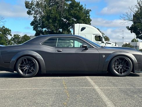 Used 2018 Dodge Challenger SRT Hellcat RWD image 2