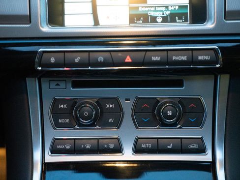 Used 2015 Jaguar XF Portfolio image 32