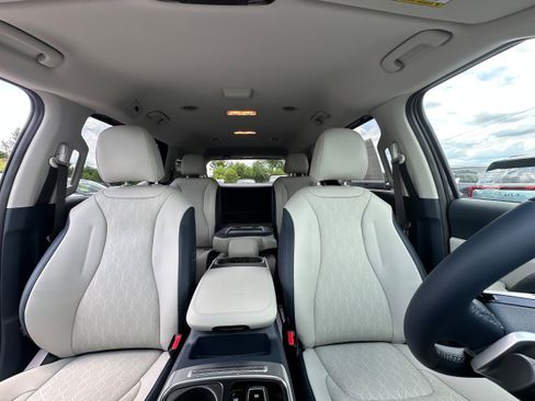 New 2026 Kia Carnival EX FWD image 24