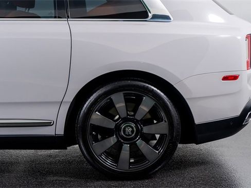 Used 2023 Rolls-Royce Cullinan image 17