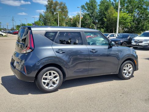 Used 2023 Kia Soul LX w/ LX Technology Package image 3