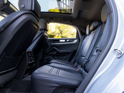 Certified 2025 Porsche Cayenne Coupe image 44