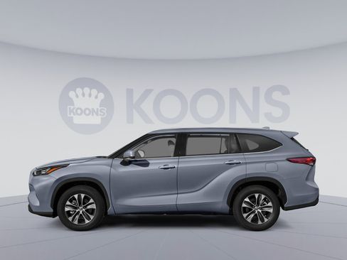 Used 2022 Toyota Highlander XLE AWD/4WD image 4