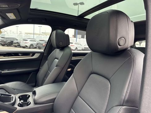 Used 2024 Porsche Cayenne AWD/4WD image 19