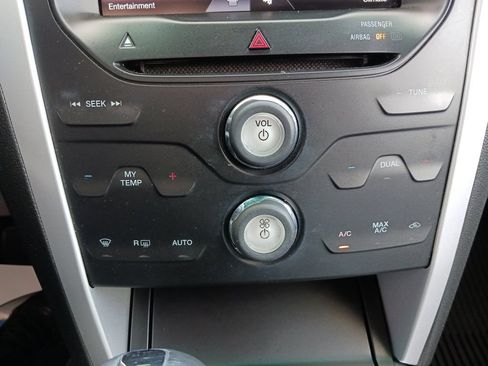 Used 2015 Ford Explorer XLT w/ Equipment Group 202A FWD image 23