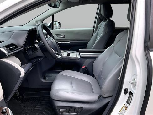 Used 2022 Toyota Sienna XLE w/ XLE Plus Package FWD image 7