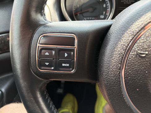 Used 2011 Jeep Grand Cherokee Laredo AWD/4WD image 18
