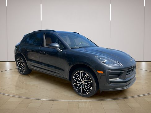 Certified 2026 Porsche Macan AWD/4WD image 9