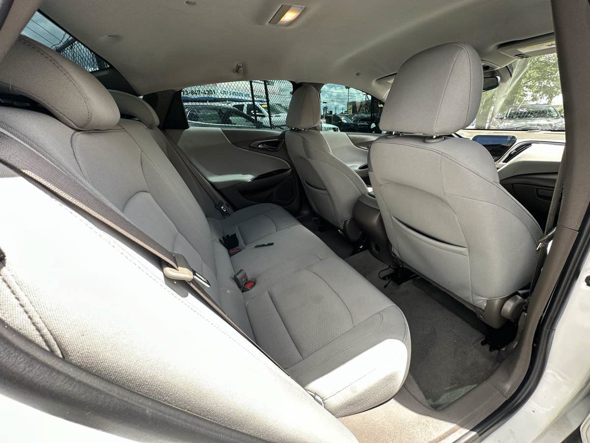 Used 2021 Chevrolet Malibu LS FWD image 28
