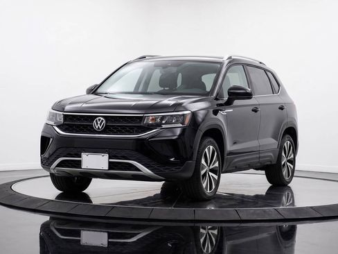 Used 2022 Volkswagen Taos SE FWD image 1