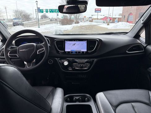 Used 2025 Chrysler Pacifica Select image 31