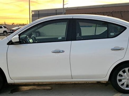 Used 2018 Nissan Versa SV FWD image 2