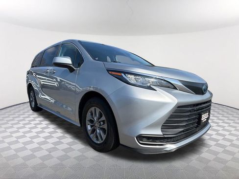 Used 2021 Toyota Sienna LE image 3