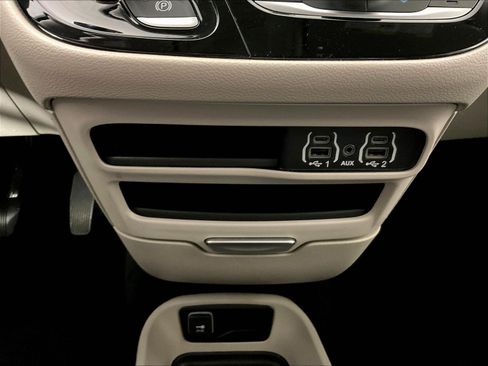 Used 2023 Chrysler Pacifica Touring-L FWD image 16