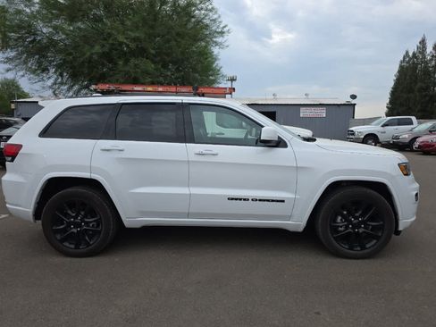 Used 2018 Jeep Grand Cherokee Altitude RWD image 9
