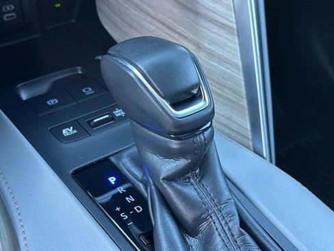 Used 2024 Toyota Venza Limited image 23