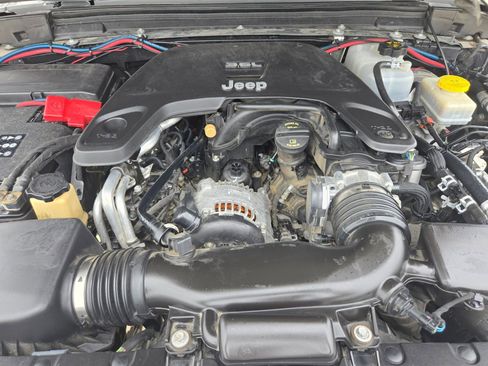 Used 2018 Jeep Wrangler Unlimited Rubicon AWD/4WD image 32