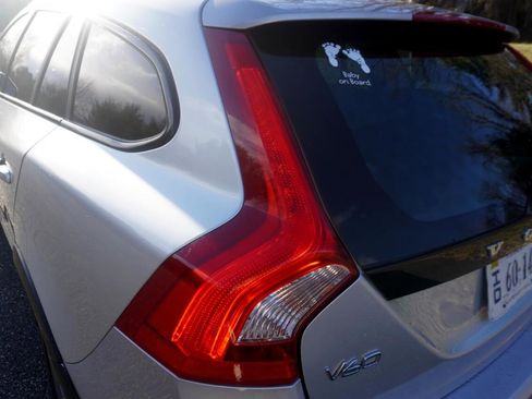 Used 2018 Volvo V60 T5 Cross Country w/ Convenience Package image 10