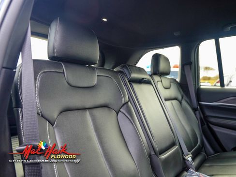 Used 2024 Jeep Grand Cherokee Limited w/ Black Appearance Package image 12